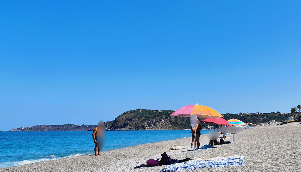 La spiaggia del Tono a Milazzo, gioiello balneare della costa tirrenica messinese in Sicilia