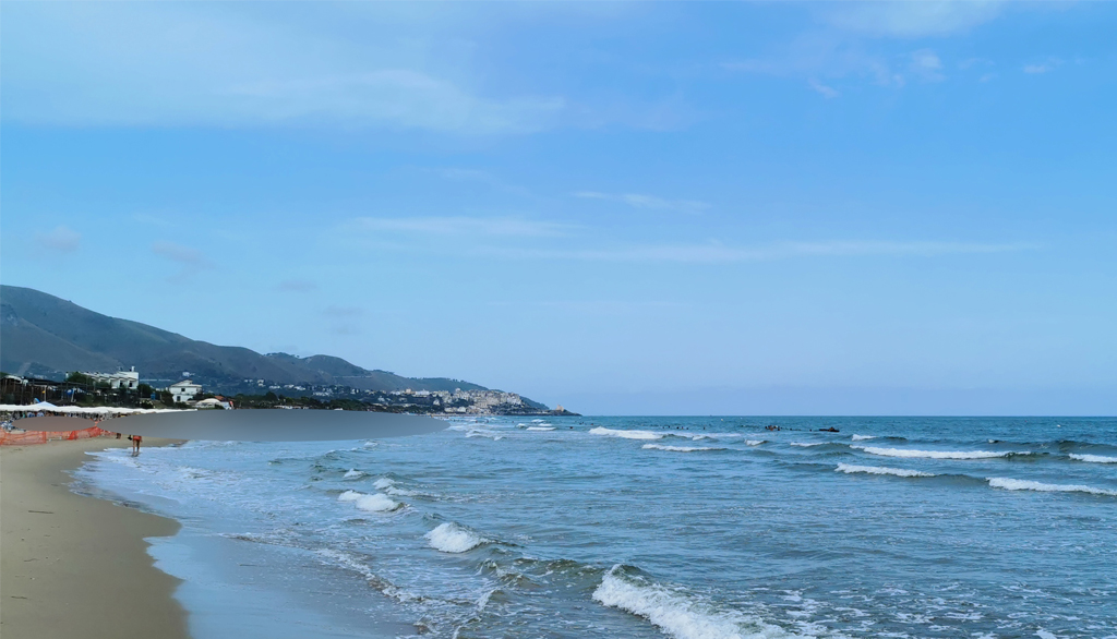 La spiaggia di Sperlonga nei pressi di Lago Lungo, perla balneare del Lazio