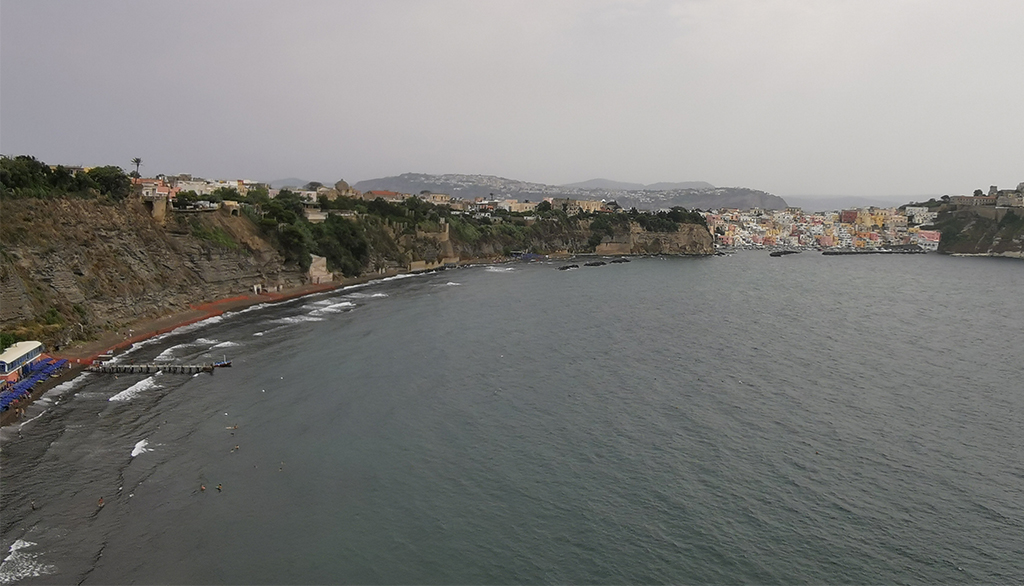 La Spiaggia della Chiaia a Procida, oasi balneare dell’isola campana