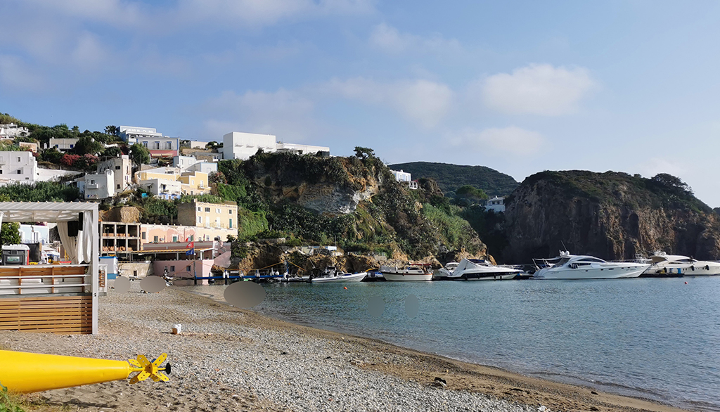 La spiaggia di Giancos nell’isola laziale di Ponza, angolo di relax “urbano”