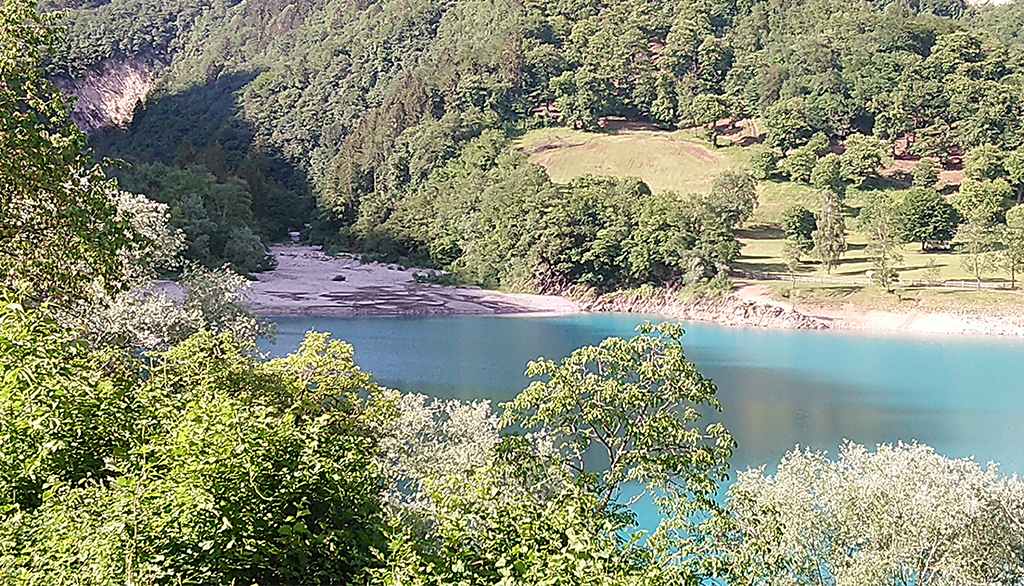 Passeggiare intorno al Lago di Tenno in Trentino, suggestiva meraviglia naturale alpina