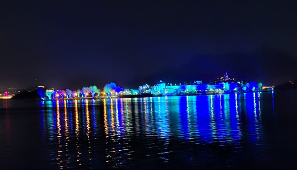 La spettacolare illuminazione delle isole Borromee sul Lago Maggiore a Capodanno