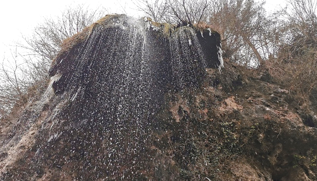 Lo spettacolo delle Cascate della Valganna ghiacciate, nel varesotto